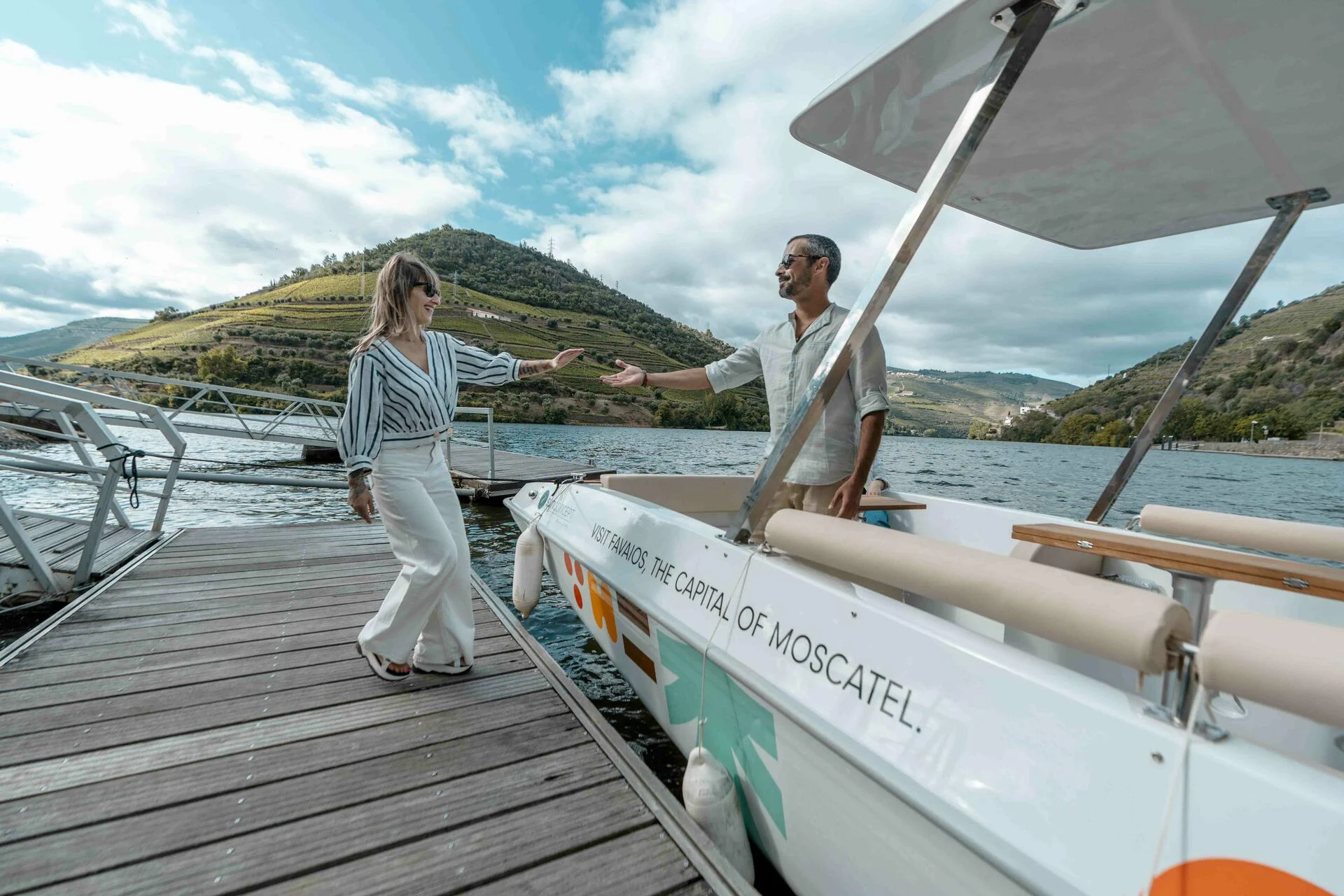 Passeio Privado de Barco Elétrico no Rio Douro