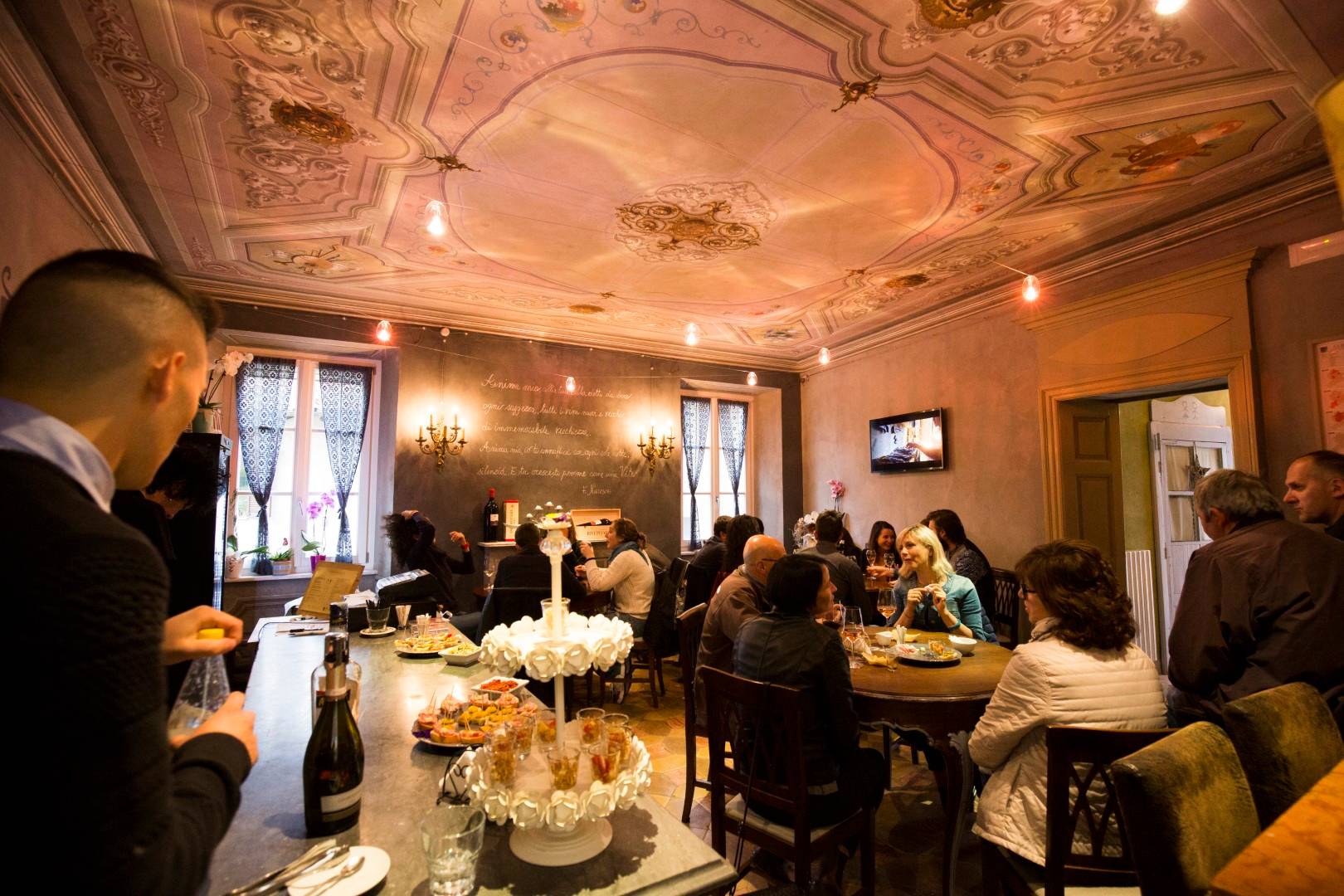 Visit among barrels and vineyards with a 5-wine tasting