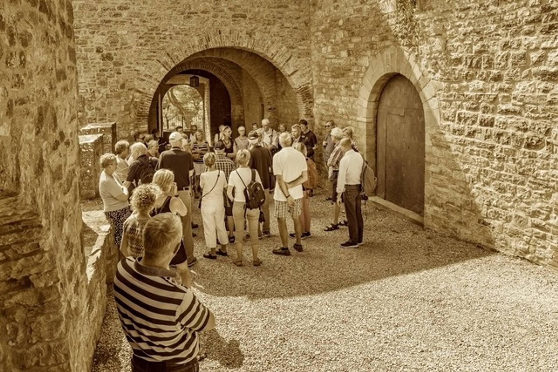 A dip in the Middle Ages pampered by wine glasses