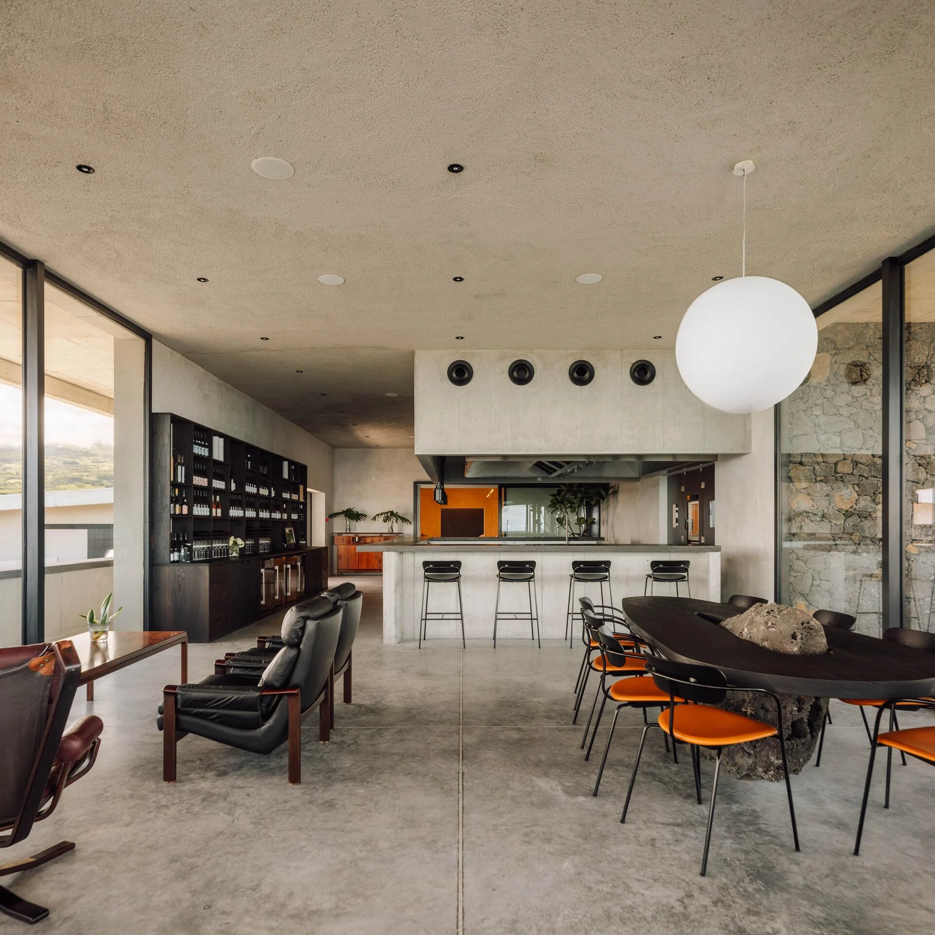 Azores Wine Company – Diner on the Counter