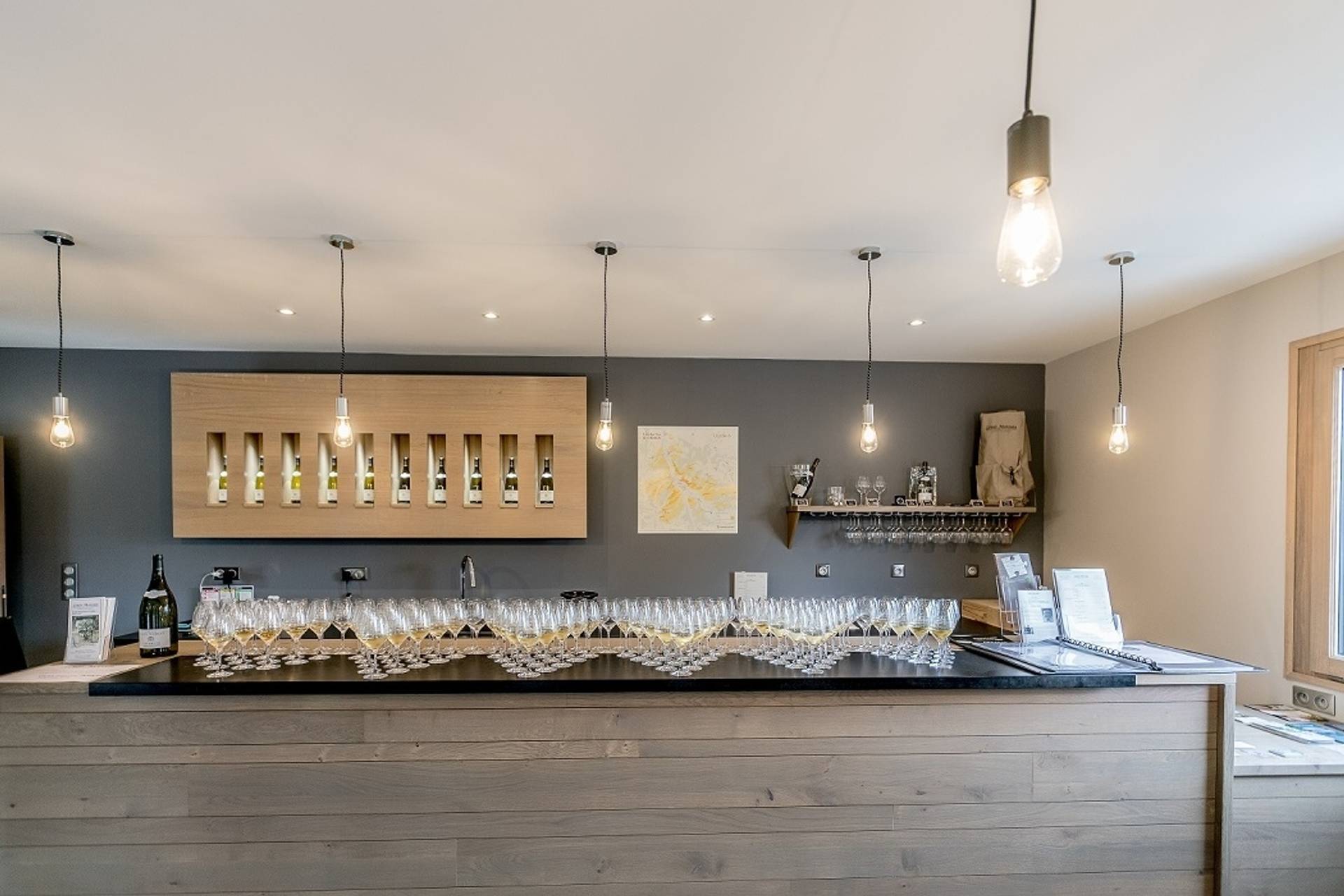 Wine tasting of 4 Chablis wines for groups with local gougères