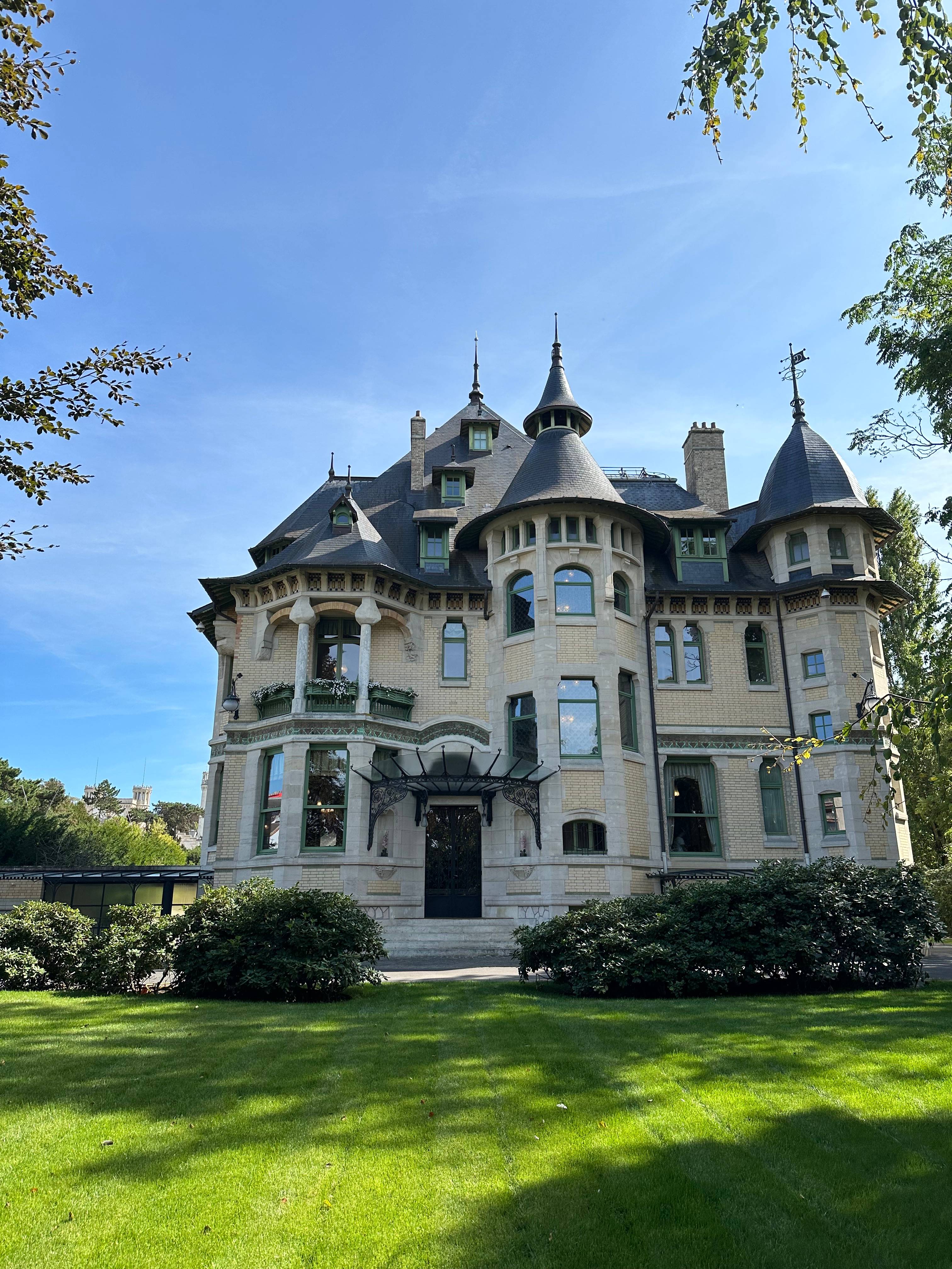 Guided Tour of Villa Demoiselle – Tasting: Demoiselle