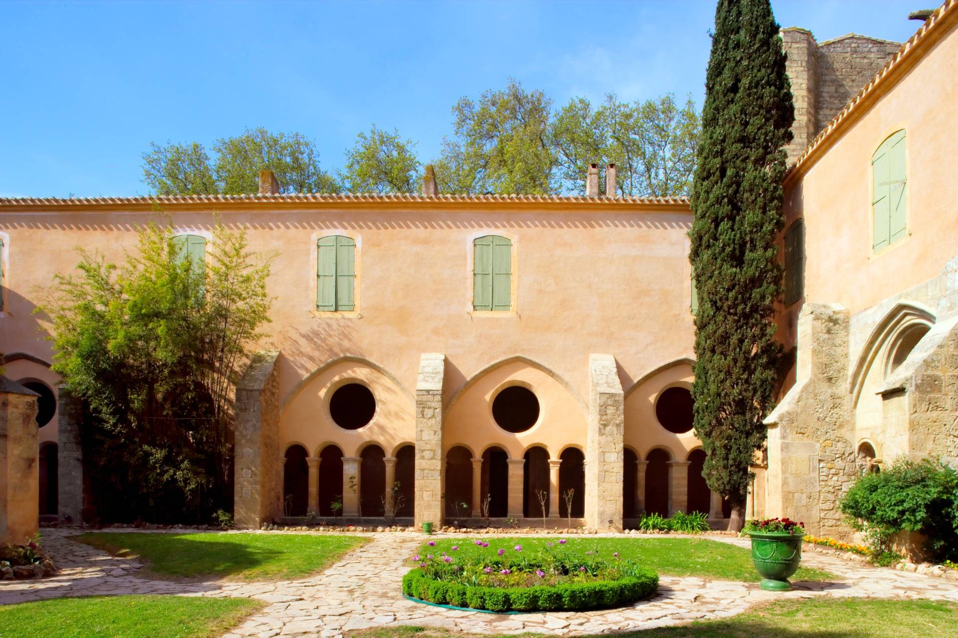 Self-guided visit of the Abbey and discovery of the wines