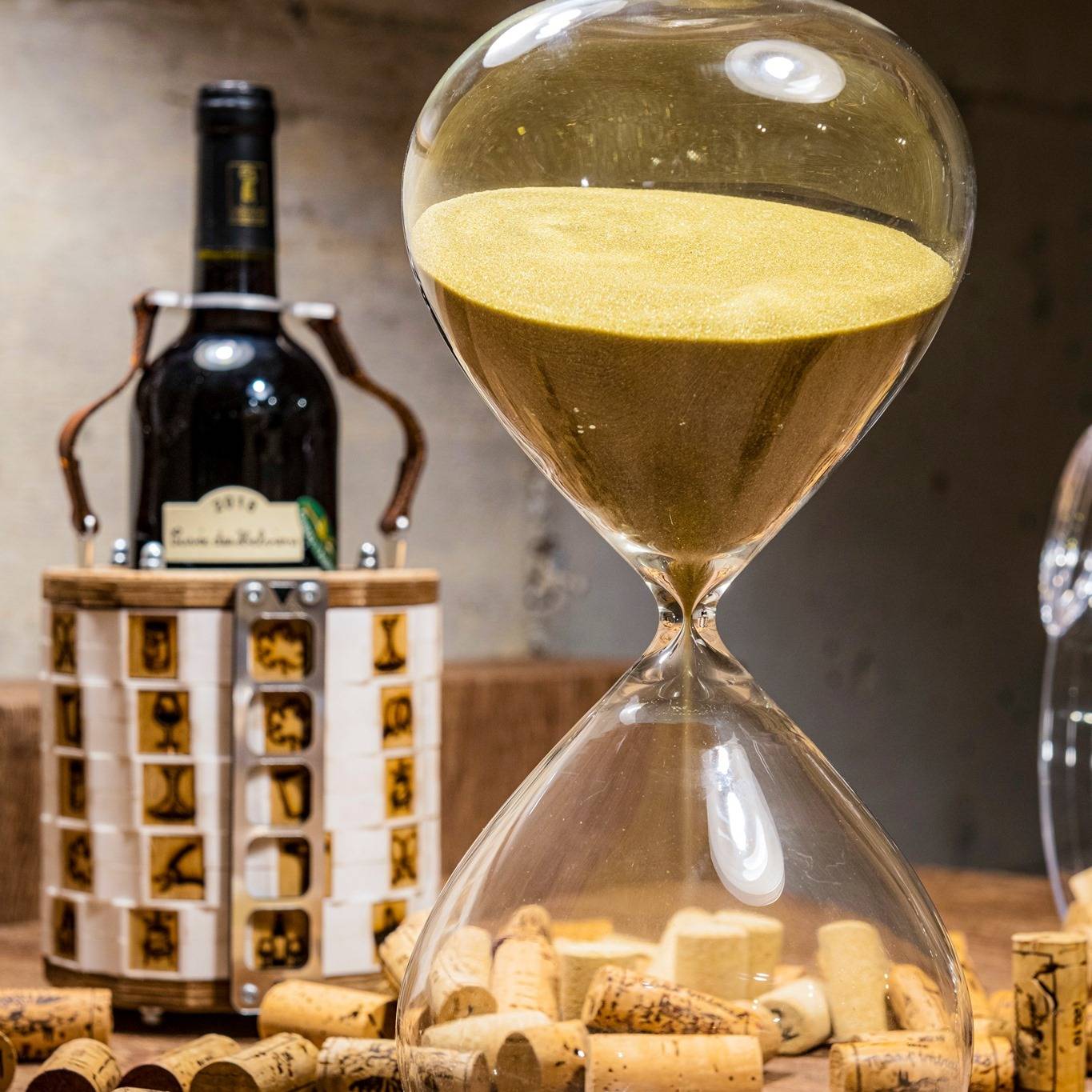 Wine gaming: wine fun escape game for 6 people