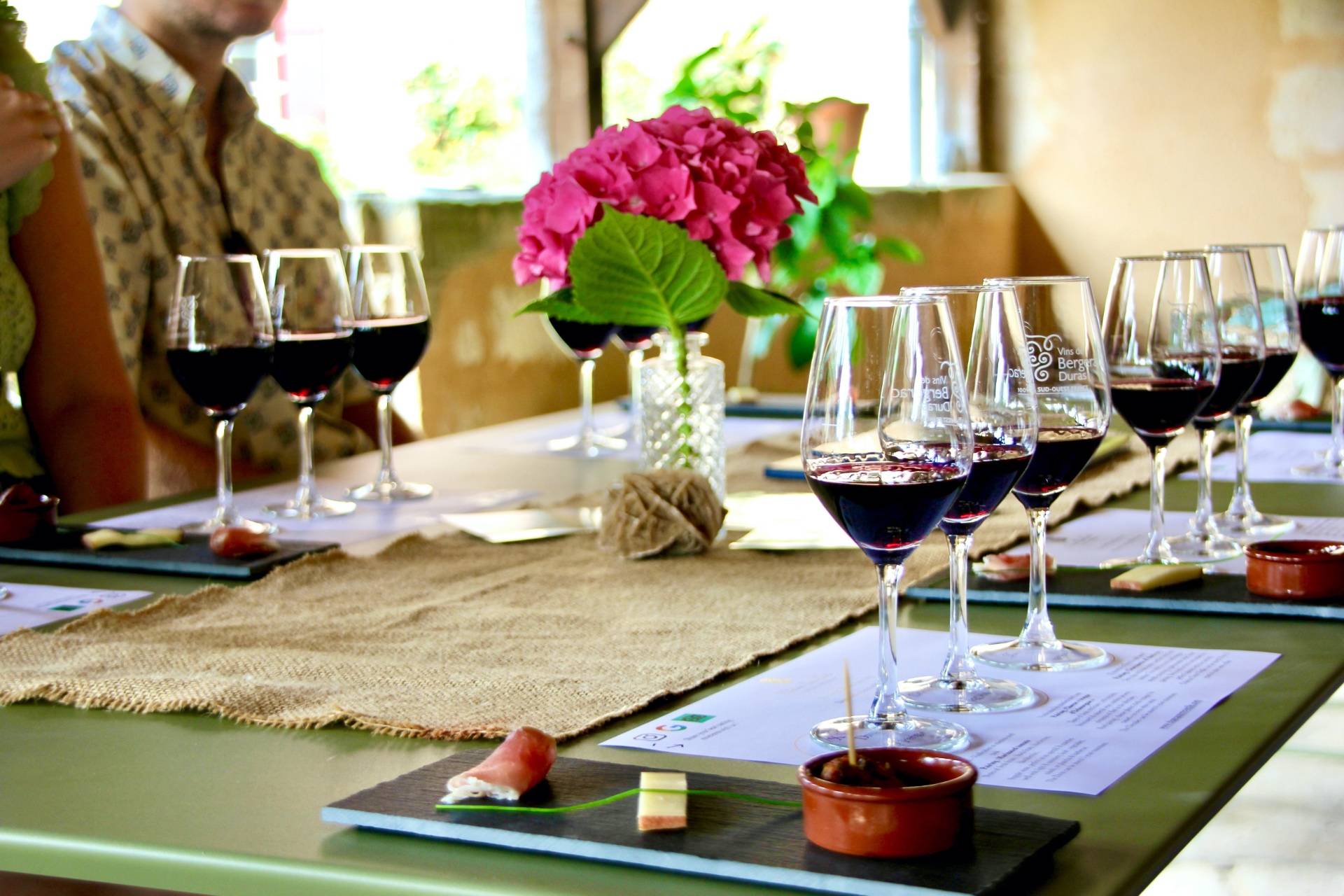 Tasting with food and wine pairing