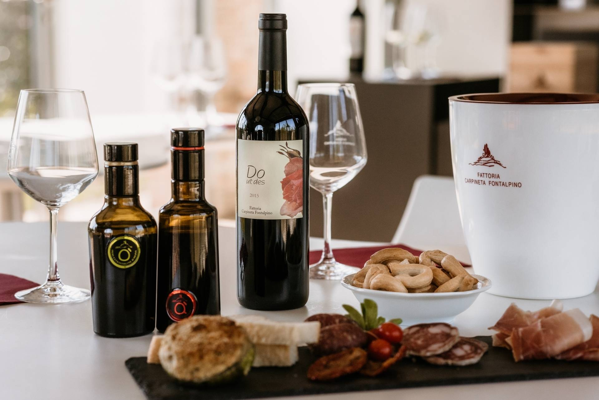 Complete tasting with cutting board