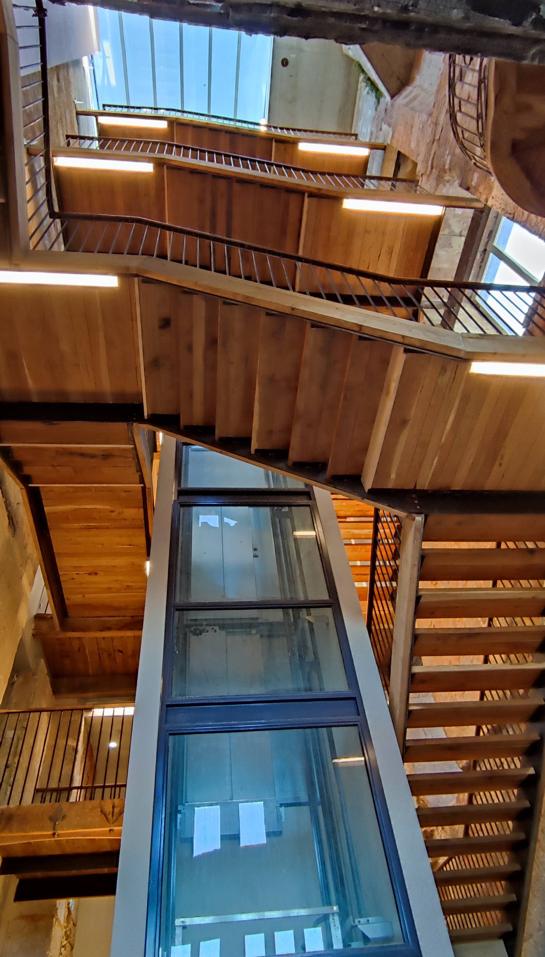 Visit and tasting on a 14th century castle rooftop