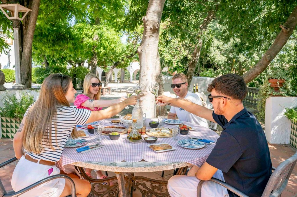 Breakfast in the modernist garden, visit and tasting