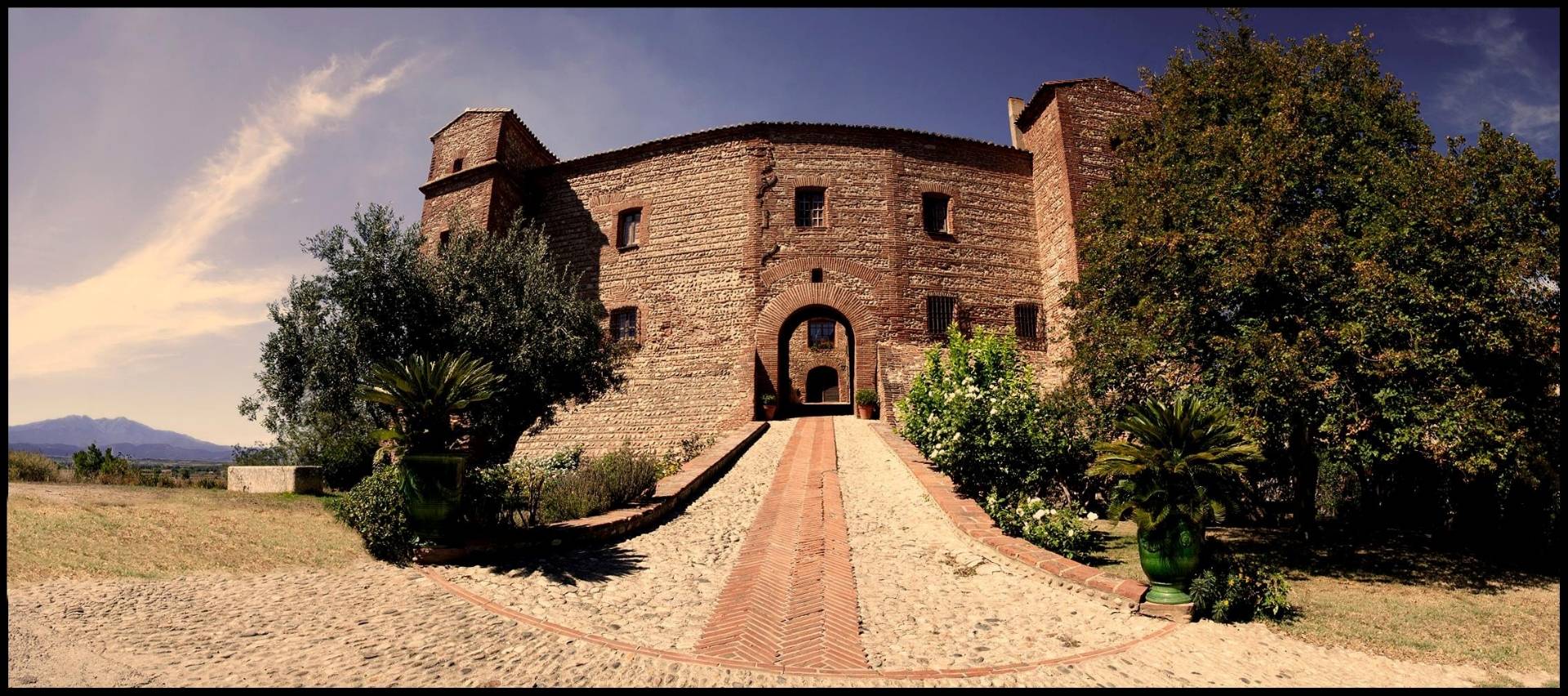 JONQUÈRES D’ORIOLA VIGNOBLES-CHÂTEAU DE CORNEILLA