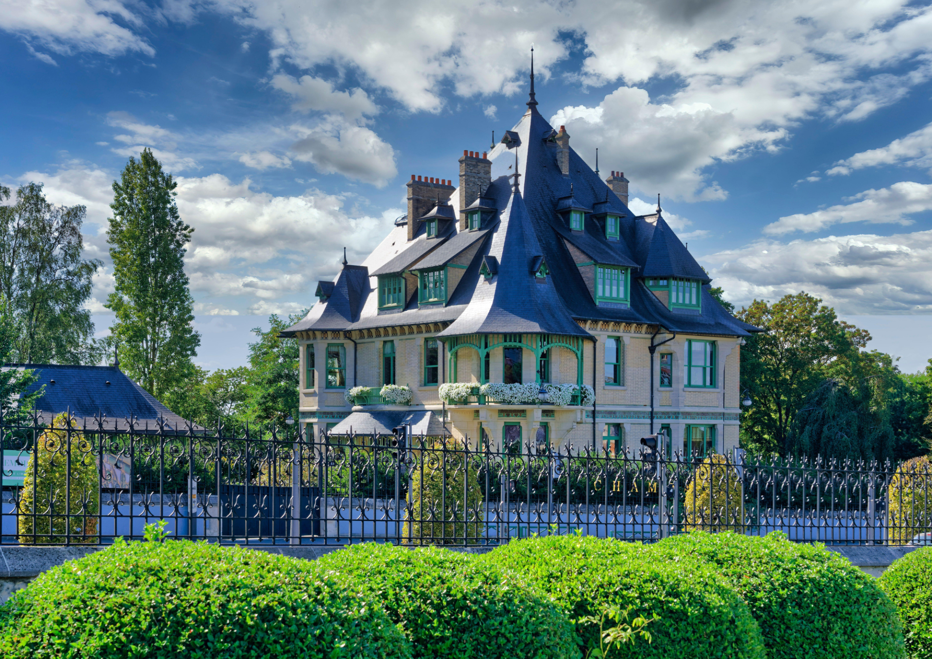 Self-guided tour of Villa Demoiselle