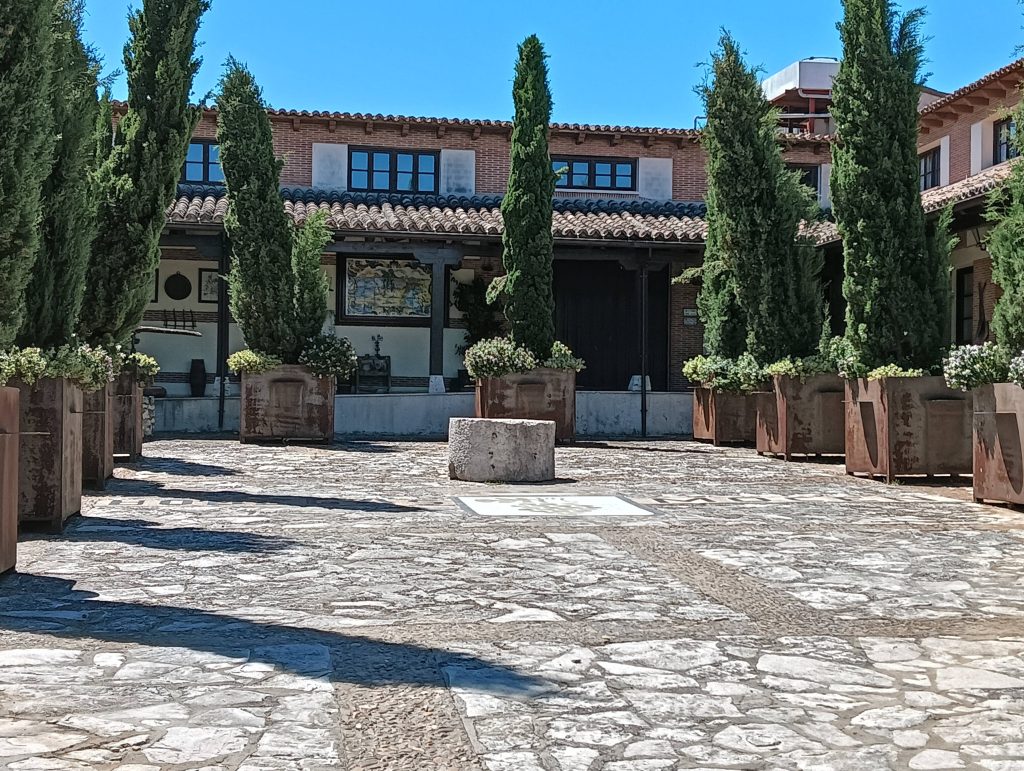 Visit Bodegas Mocén, culture, art and wine